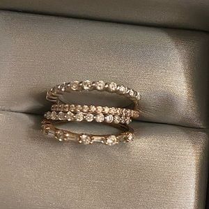 10K Rose gold and White Gold banks. 1 band is 14K